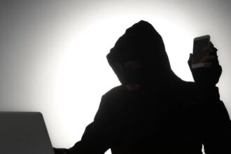 Experto explica cómo opera la estafa triangular y advierte que puede dejar dos víctimas