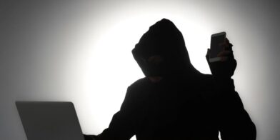 Experto explica cómo opera la estafa triangular y advierte que puede dejar dos víctimas
