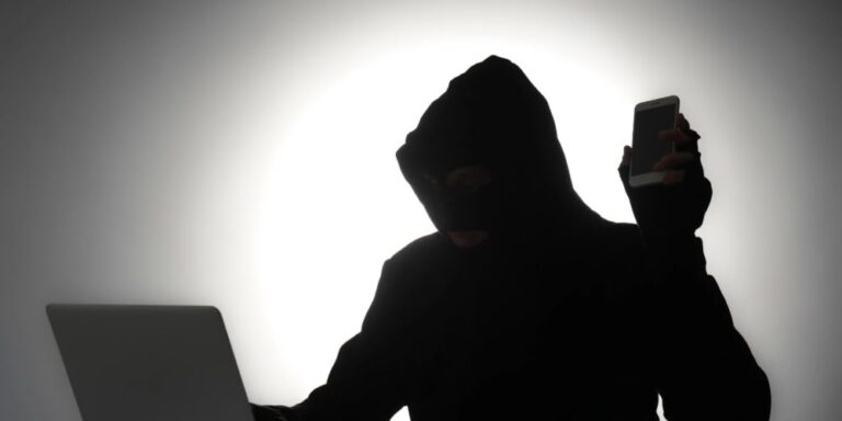 Experto explica cómo opera la estafa triangular y advierte que puede dejar dos víctimas