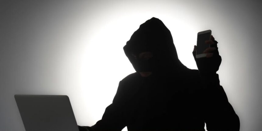 Experto explica cómo opera la estafa triangular y advierte que puede dejar dos víctimas