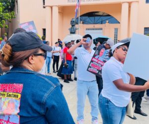 Familiares de joven desaparecido protestan frente al Palacio Nacional