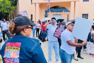 Familiares de joven desaparecido protestan frente al Palacio Nacional