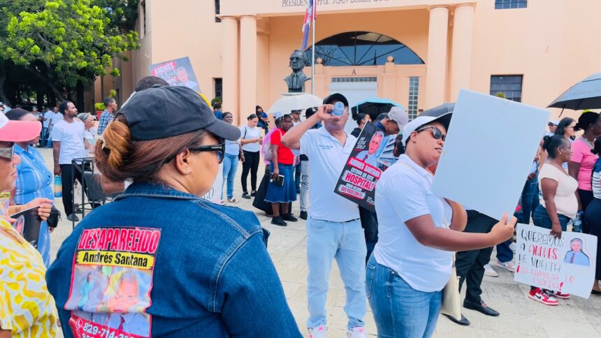Familiares de joven desaparecido protestan frente al Palacio Nacional