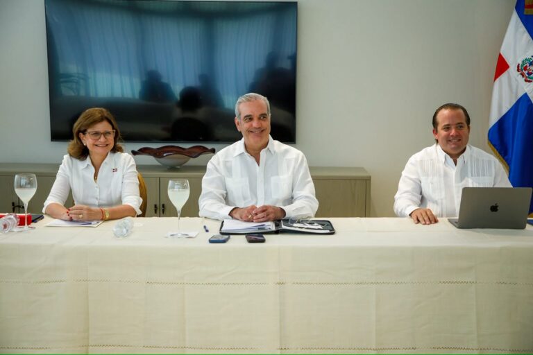Abinader agota segundo día de trabajo en Santiago con reuniones con APROCOVICI, AMAPROSAN y Compromiso Santiago