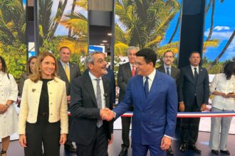 Ministro de turismo en Francia, Serge Papin y el ministro de Turismo dominicano, David Collado.