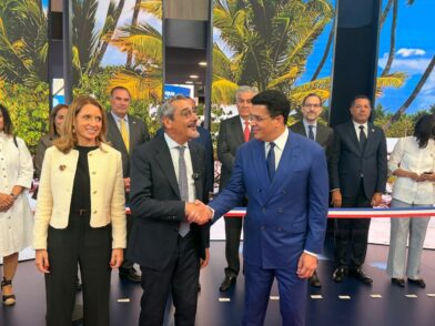 Ministro de turismo en Francia, Serge Papin y el ministro de Turismo dominicano, David Collado.