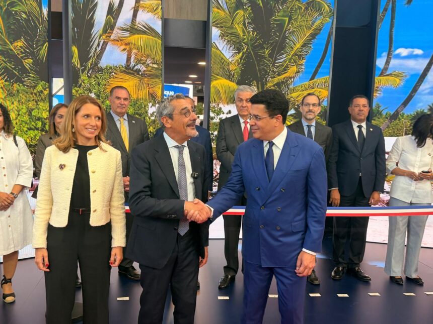 Ministro de turismo en Francia, Serge Papin y el ministro de Turismo dominicano, David Collado.