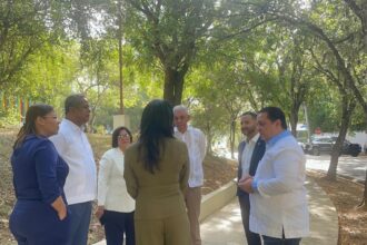 Diputados del PRM se reúnen con Abinader en su residencia de Santiago para abordar temas de la provincia.