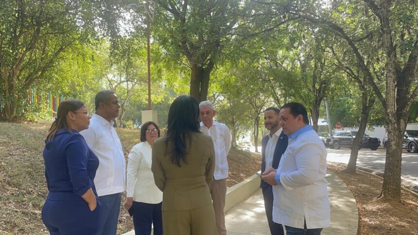 Diputados del PRM se reúnen con Abinader en su residencia de Santiago para abordar temas de la provincia.