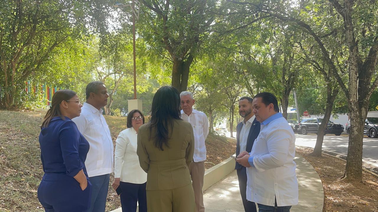 Diputados del PRM se reúnen con Abinader en su residencia de Santiago para abordar temas de la provincia.