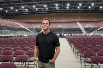Saymon Díaz anuncia apertura de Arena Santo Domingo para noviembre con capacidad de 9,500 personas
