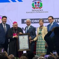 Senado reconoce a monseñor Ramón Benito de la Rosa y Carpio por su trayectoria de servicio