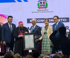 Senado reconoce a monseñor Ramón Benito de la Rosa y Carpio por su trayectoria de servicio