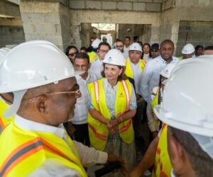 Raquel Peña supervisa construcción del Hospital Traumatológico Luis L. Bogaert en Mao