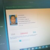 Mujer denuncia supuesta estafa de hombre con orden de arresto desde 2023