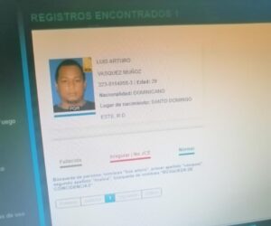 Mujer denuncia supuesta estafa de hombre con orden de arresto desde 2023