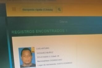 Mujer denuncia supuesta estafa de hombre con orden de arresto desde 2023