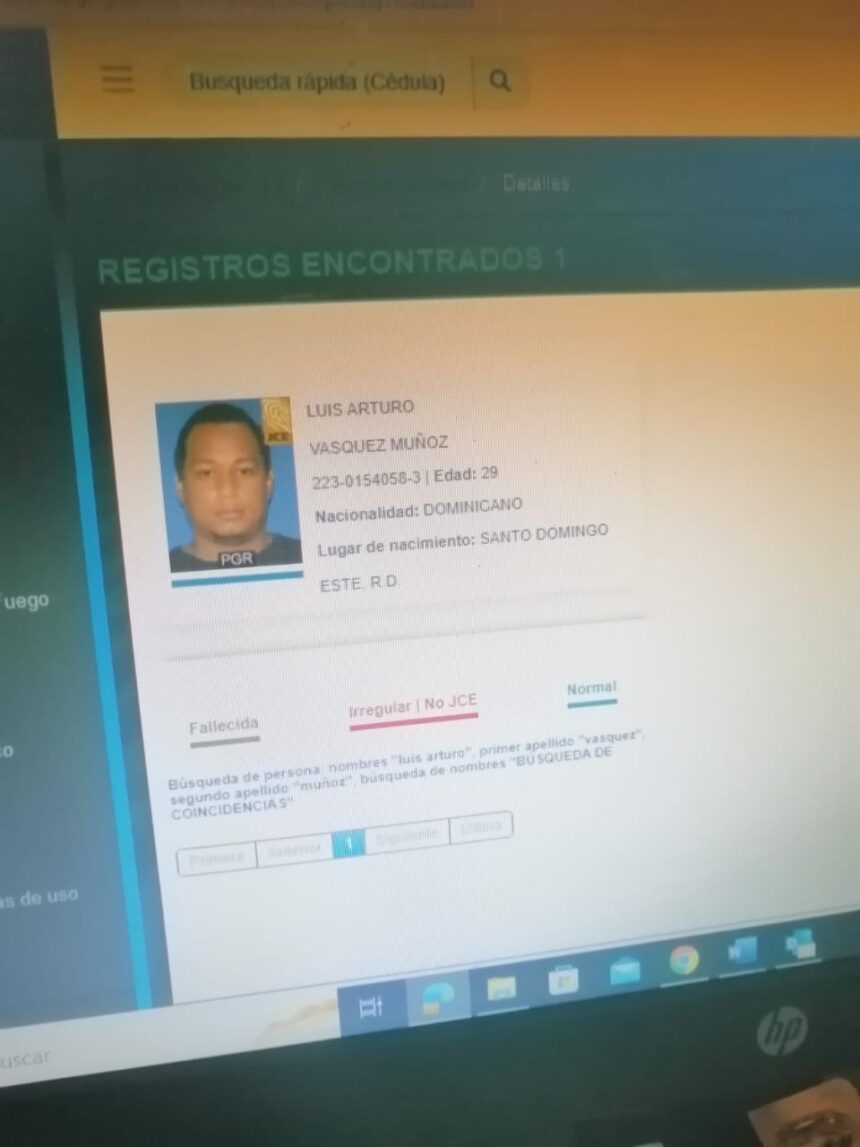 Mujer denuncia supuesta estafa de hombre con orden de arresto desde 2023