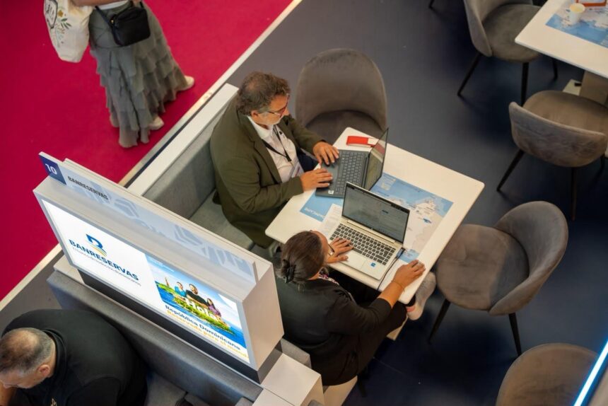 Mesas de negocios en el stand de República Dominicana en Top Resa 2026.