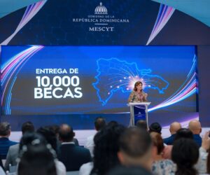 Raquel Peña en entrega de 10,000 becas: “Hoy estamos abriendo puertas”