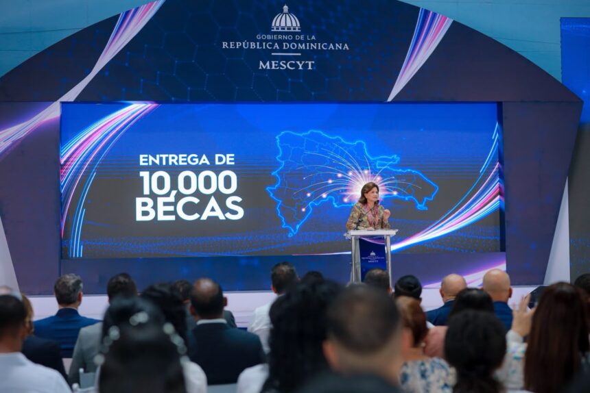 Raquel Peña en entrega de 10,000 becas: “Hoy estamos abriendo puertas”