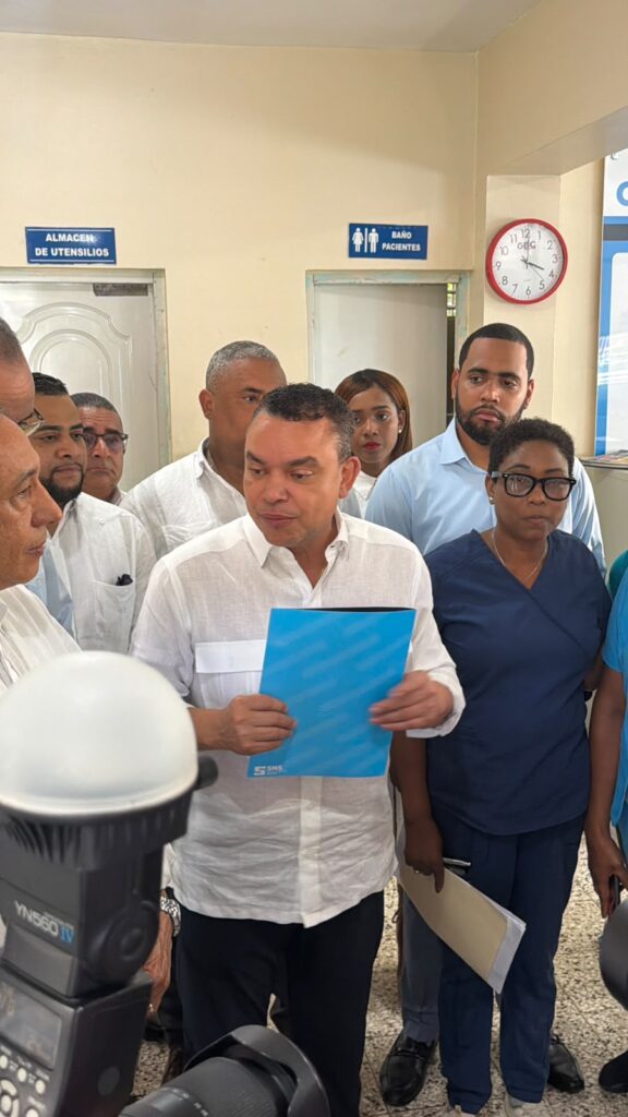Landrón supervisa y entrega equipos valorados en más de RD$400 mil en policlínica de Arroyo Barril