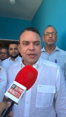 Landrón supervisa y entrega equipos valorados en más de RD$400 mil en policlínica de Arroyo Barril