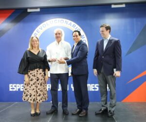 Abinader rechaza renuncia de Manuel Conde y le pide continuar al frente de escuela política del PRM