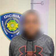 Policía sorprende a presunto ladrón dentro de residencia en Santiago y recupera prendas y RD$5 mil