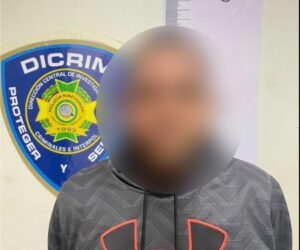Policía sorprende a presunto ladrón dentro de residencia en Santiago y recupera prendas y RD$5 mil