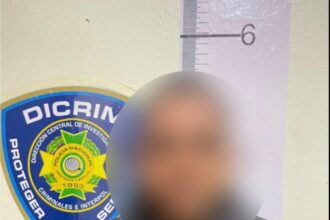 Policía sorprende a presunto ladrón dentro de residencia en Santiago y recupera prendas y RD$5 mil
