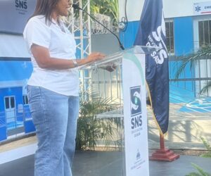 Gobernadora Teodora Mullix respalda acciones del doctor Landrón y es reconocida como aliada por líderes comunitarios