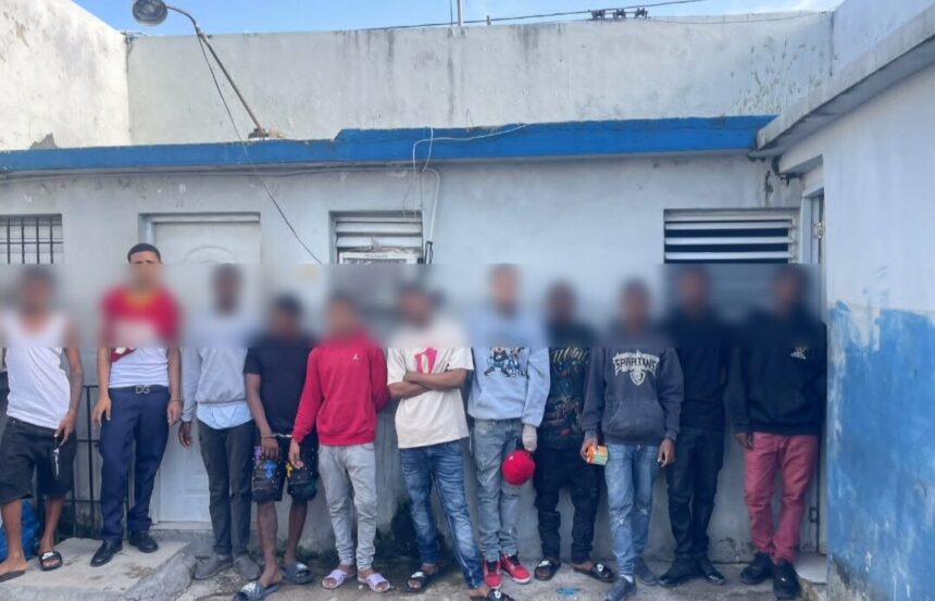 Policía detiene a ocho presuntos miembros de “Los 5.5” en Haina