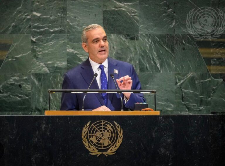 Abinader felicita a jóvenes dominicanos por lograr récord Guinness de lectura en voz alta