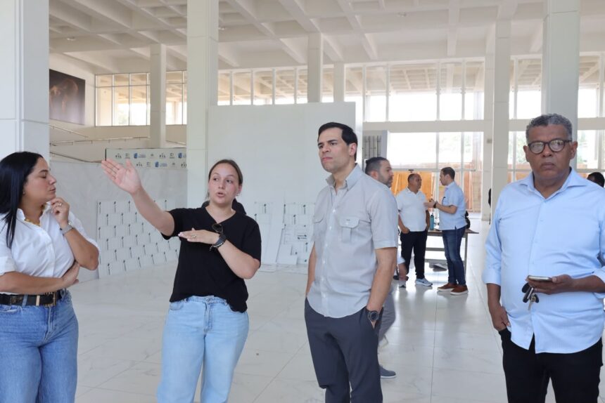 Ministro de Cultura supervisa trabajos del montaje de la Feria del Libro SD 2026