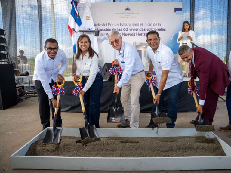 Energía y Minas da primer palazo para construcción de otras 63 viviendas en proyecto  Nuevos Horizontes, Cotuí