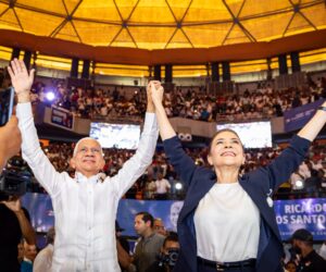 Carolina presenta a Ricardo de los Santos como su jefe de campaña