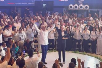 Carolina Mejía juramenta a Ricardo de los Santos como coordinador de su proyecto presidencial