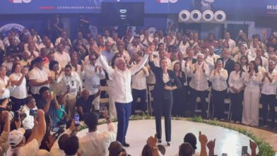 Carolina Mejía juramenta a Ricardo de los Santos como coordinador de su proyecto presidencial