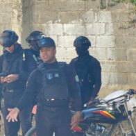 Muerte de “El Niño” desata protesta en el INACIF; familiares rompen puerta y obligan despliegue policial