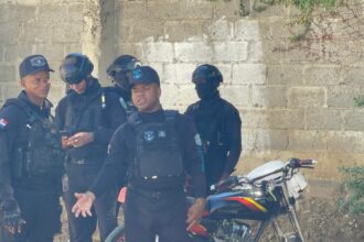 Muerte de “El Niño” desata protesta en el INACIF; familiares rompen puerta y obligan despliegue policial