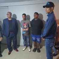 Se entregan dos jóvenes buscados por atraco de motocicleta en Los Alcarrizos