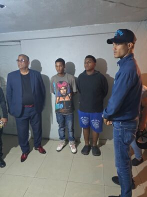 Se entregan dos jóvenes buscados por atraco de motocicleta en Los Alcarrizos