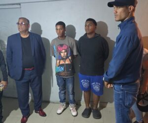 Se entregan dos jóvenes buscados por atraco de motocicleta en Los Alcarrizos