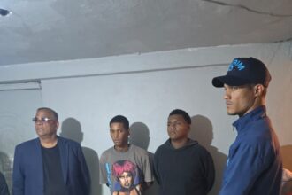 Se entregan dos jóvenes buscados por atraco de motocicleta en Los Alcarrizos