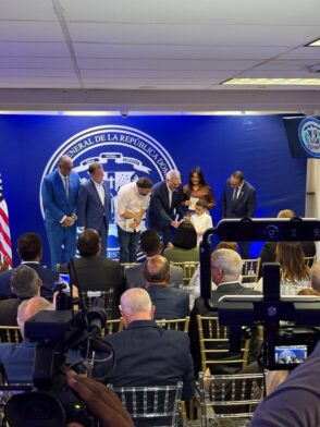 Presidente Abinader encabeza entrega de primer pasaporte biométrico a familia dominicana residente en New York