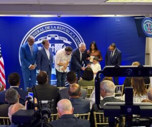 Presidente Abinader encabeza entrega de primer pasaporte biométrico a familia dominicana residente en New York