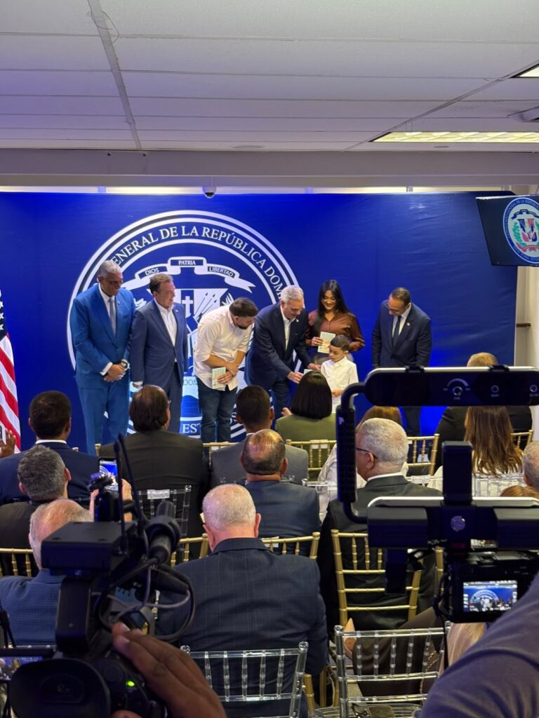 Presidente Abinader encabeza entrega de primer pasaporte biométrico a familia dominicana residente en New York
