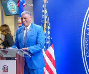 «Somos los únicos que trabajamos sábado y domingo», afirma Chu Vásquez sobre Consulado dominicano