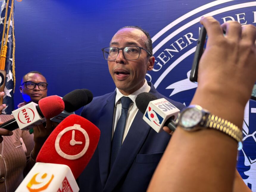 Director de Pasaportes destaca beneficios del seguro de Banreservas incluido en el pasaporte biométrico